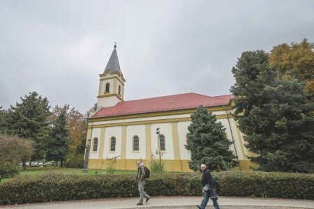 A mórahalmi templom titkai: legendák, felújítások és üvegablakok meséje