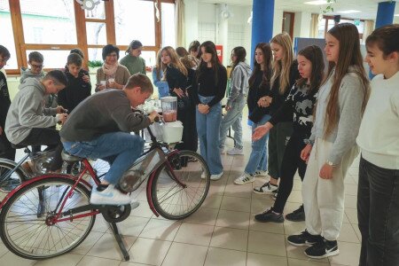 Hogy mik vannak: Tekerve turmixoltak a mórahalmi diákok